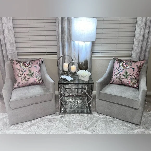 1- NWT SOHO STUDIO BLUSH FLORAL DESIGN DECORATIVEPILLOW